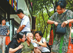 正能量！济南88岁老人街头晒晕 “月嫂团”路过齐心救助