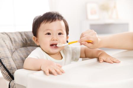 用勺子给婴儿喂饭,当心易窒息